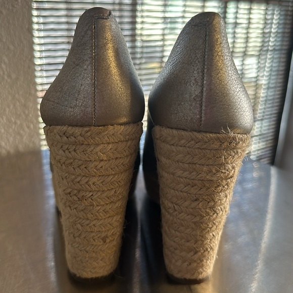 Vince Camuto - Picture 3 of 3